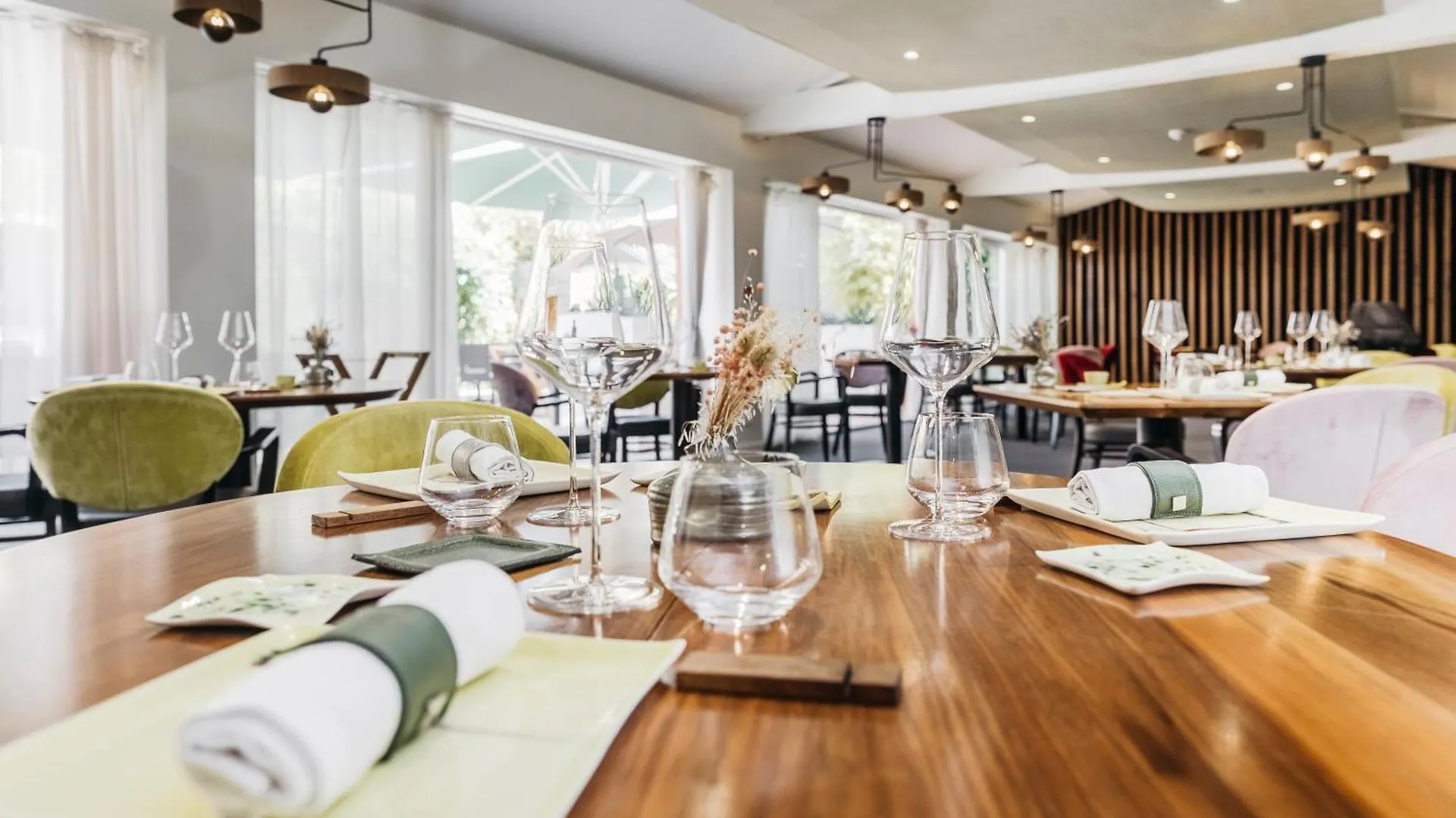 Le Carre D'Alethius Logis Hotel Restaurant Charmes-sur-Rhone