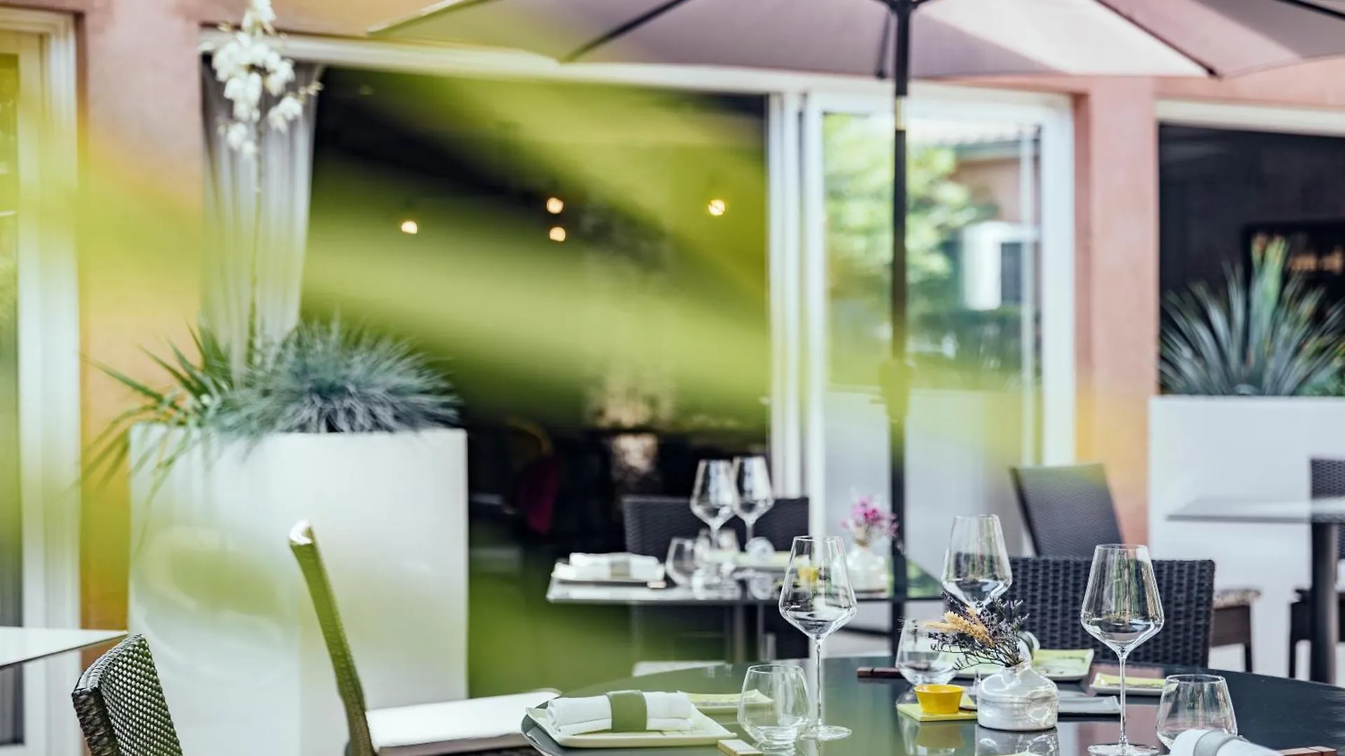 Le Carre D'Alethius Logis Hotel Restaurant Charmes-sur-Rhone France